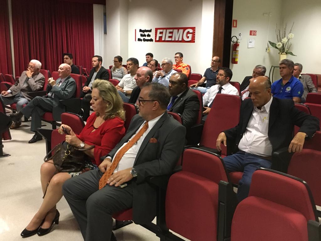 REUNIÃO DE NOVA DIRETORIA TEM PRESENÇA DE DECANOS DA ADESG UBERABA