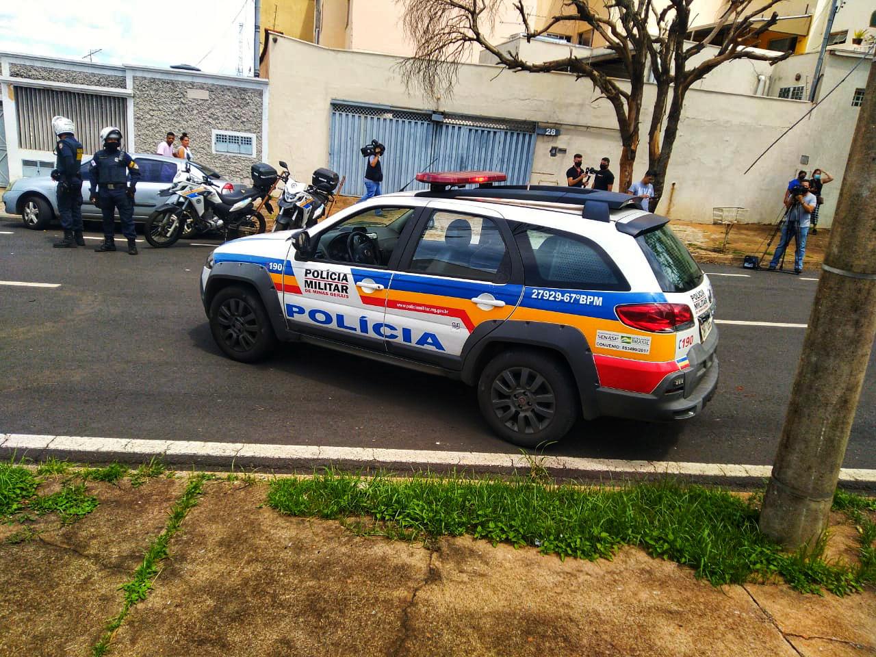 Escoltadas pelas forças de segurança, vacinas chegam a Uberaba